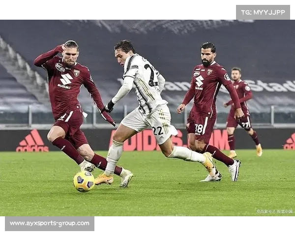 意大利足球甲级联赛都灵拉多尼奇远射被扑