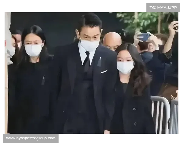 刘德华女儿陪妈妈观演，首度露面展现美丽风采，遗传高颜值成为焦点